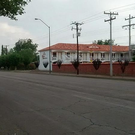 Hotel Dublan Inn Nuevo Casas Grandes Bagian luar foto